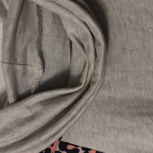 Long sleeve mock/cowl neck Animal Print top - Picture 4 of 4